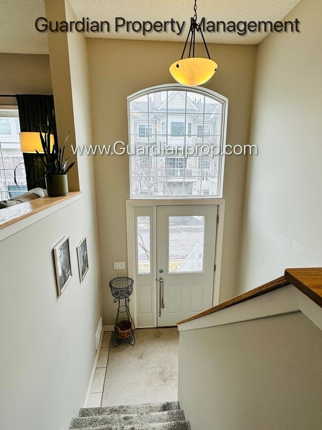 Building Photo - Minnetonka Town Home, Balcony, Washer/Dryer, Dishwasher, Available June