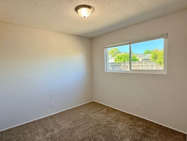 Building Photo - Spacious 3 Bedroom 2 Bath Home with 2 Car Garage and Central Air Conditioning