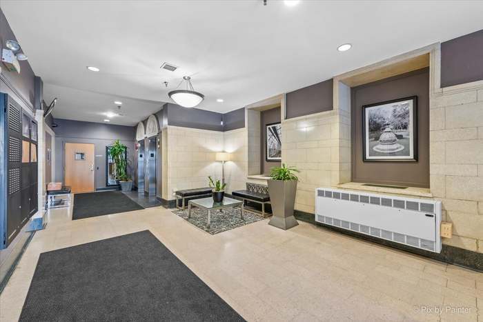 Lobby - 221 E Cullerton St