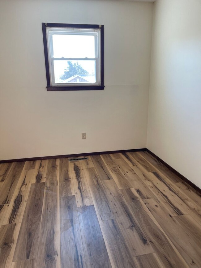 Building Photo - 3 BEDROOM 1.5 BATHROOM TOWNHOUSE FOR RENT
