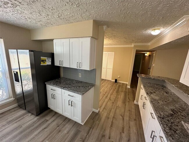 Building Photo - 9306 Bollingbrook Dr