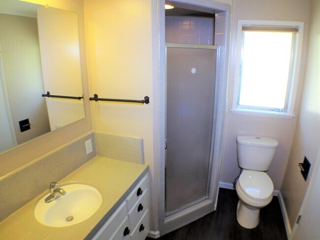 Building Photo - 226 W 6th Ave