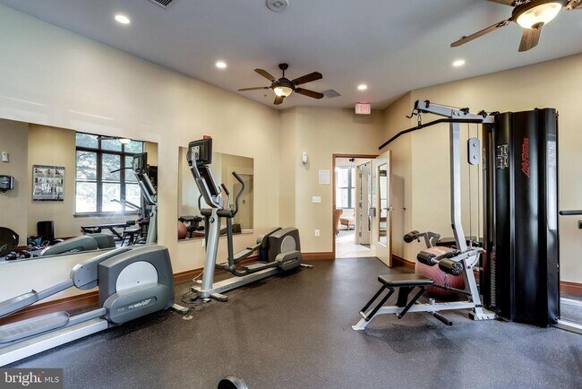 Building Photo - 2220 Fairfax Dr