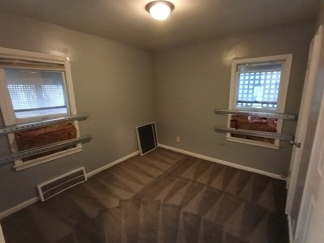 Building Photo - 3 bedroom 1 bathroom on the Eastside NOW A...