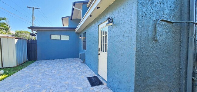 Building Photo - 3684 Pinehurst Dr