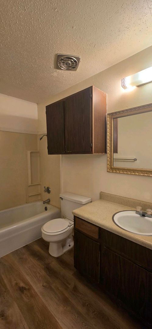 Building Photo - Coming Soon! Cozy 3 Bedroom Unit!