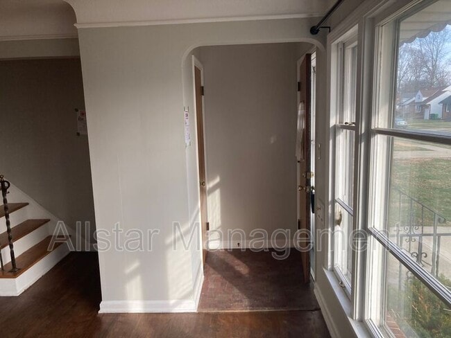 Building Photo - 320 Halle Dr