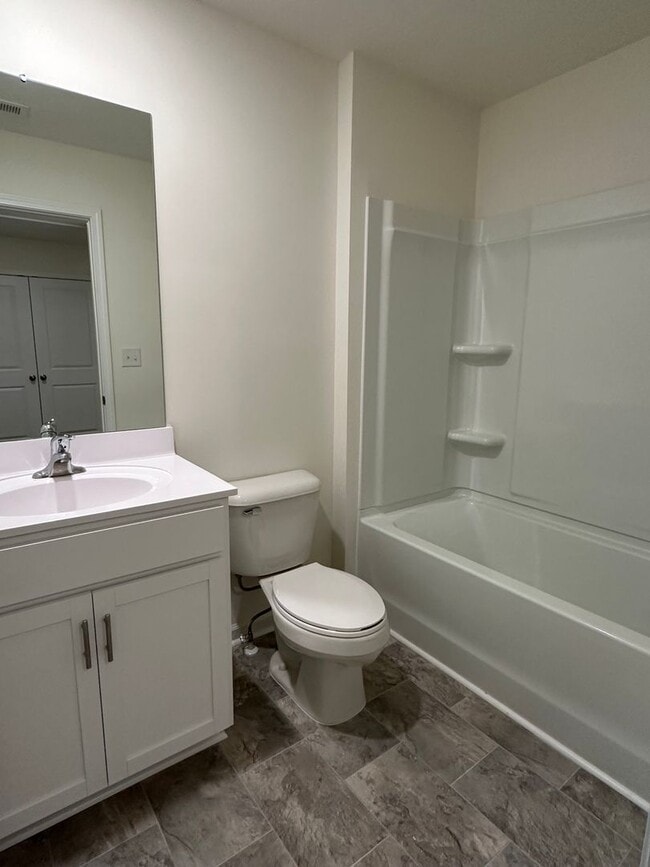 Building Photo - 3 Bedroom / 2.5 Bath Townhome Kingsport, TN