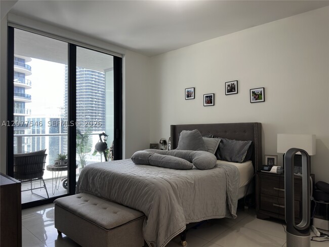 Building Photo - 1010 Brickell Ave