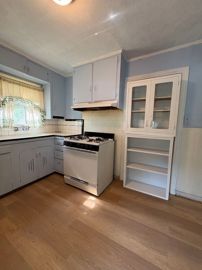 Building Photo - Two bedroom/1 bath garage apartment with Refrigerator and Gas range