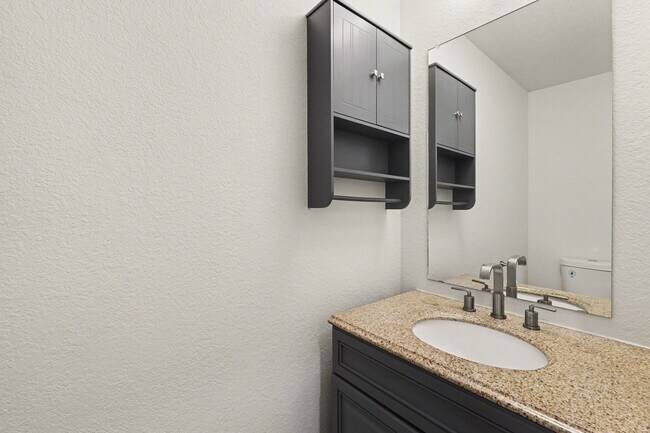 Building Photo - Stunning 4bed/3bath Oakwood Model Home in Erie