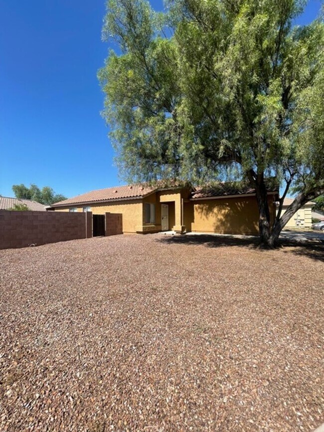 Building Photo - Beautiful 3 bedroom 2 bathroom!