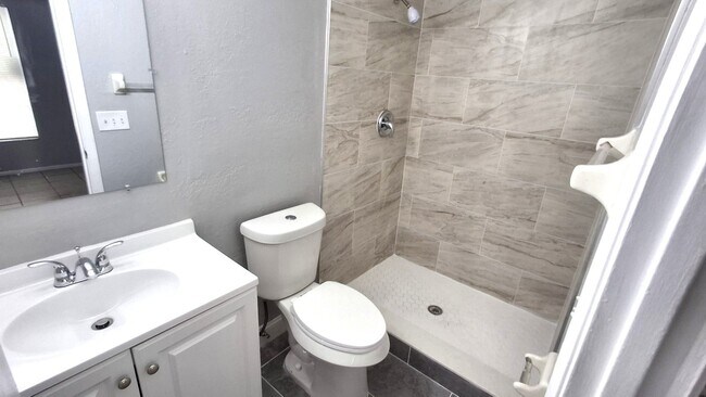 Building Photo - Upgraded 4BD/2BA Single Family Home in Orlando!