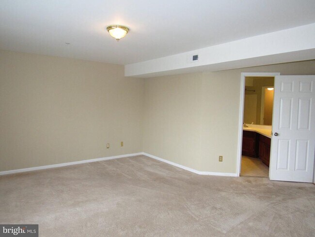 Building Photo - 6944 Ellingham Cir