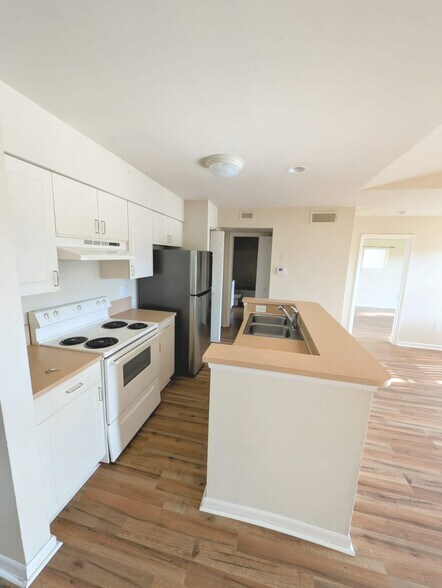 Building Photo - 4863 Via Palm Lks