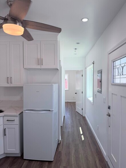 Building Photo - 9733 Omelveny Ave