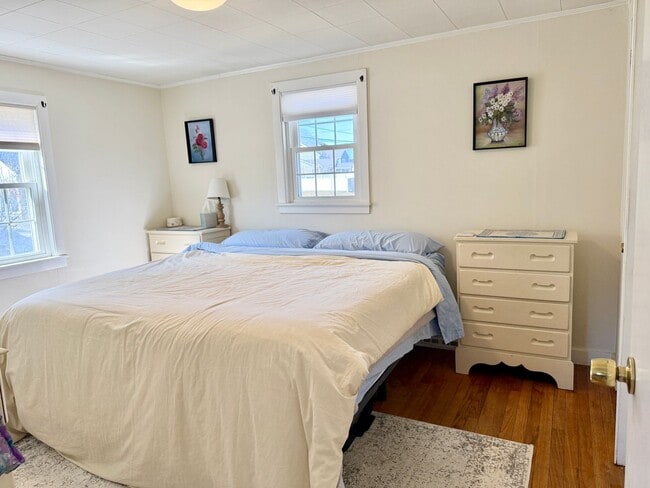 Building Photo - Sunny 1+ Bedroom Single family Home