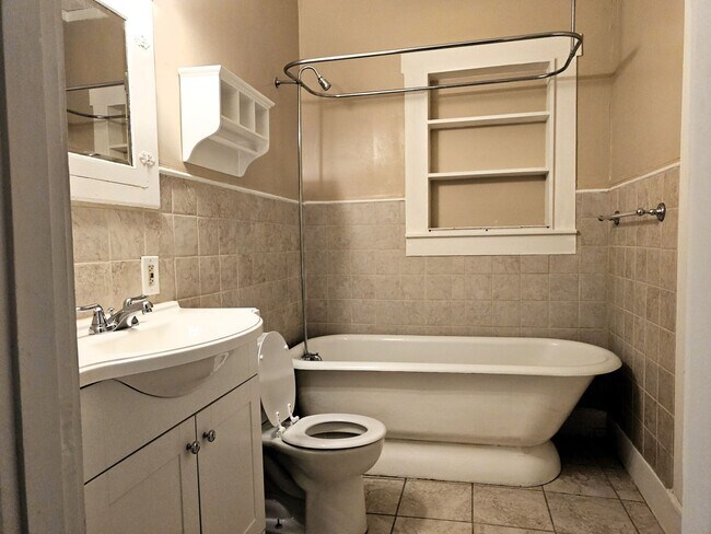 Building Photo - Adorable Duplex Unit Near the Arts District!