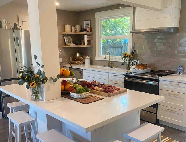 Building Photo - Renovated Two Bedroom West Napa Bungalow