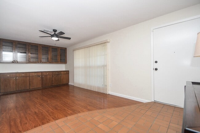 Building Photo - 2515 Valleyfield Dr