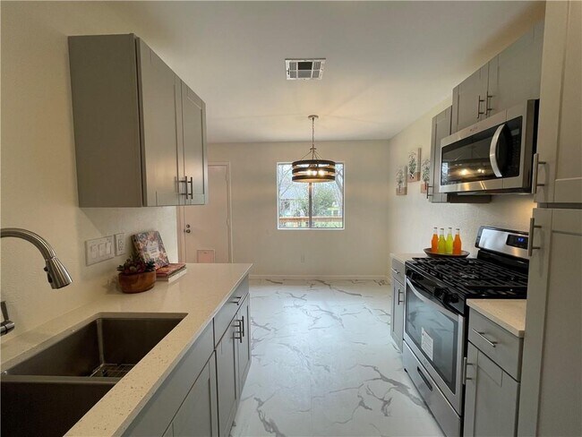 Building Photo - 1911 Heathwood Cir