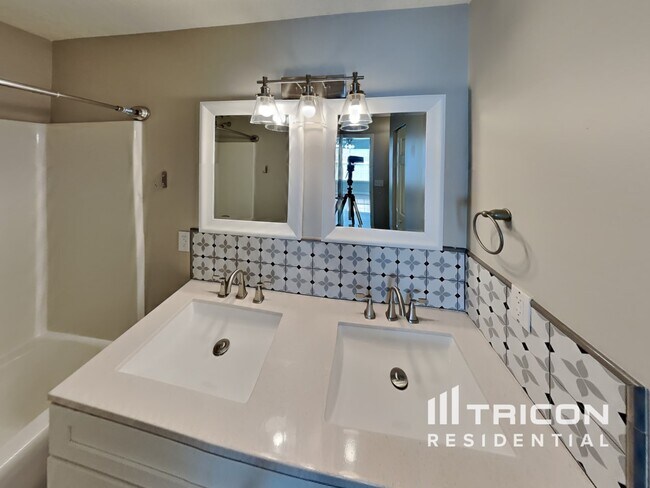 Building Photo - 242 Julian Pond Ln