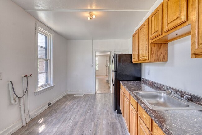 Building Photo - Newly Renovated 3 Bedroom, 1 Bathroom Townhouse