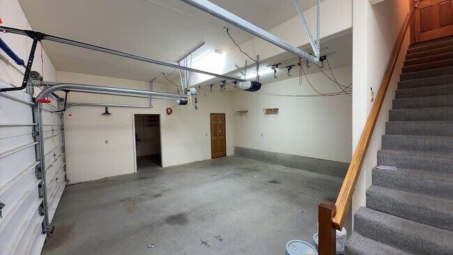 Building Photo - 3405 SW Hillcrest Dr