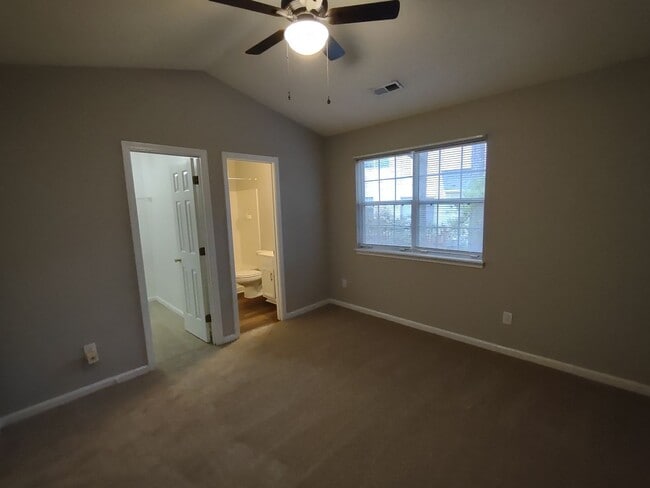 Building Photo - Move In Ready Townhome located in the Pres...