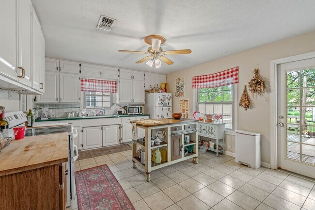 Building Photo - AVAILABLE NOW--- 3 Bed, 1.5 Bath in Eastgate