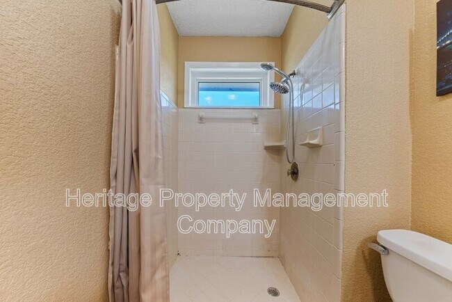 Building Photo - 1174 Mooncrest Dr