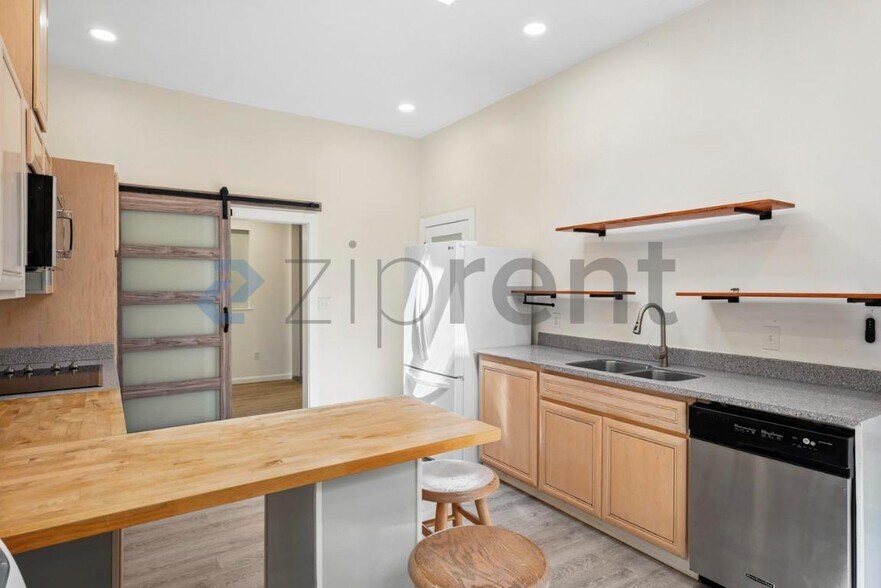 Building Photo - Unit B