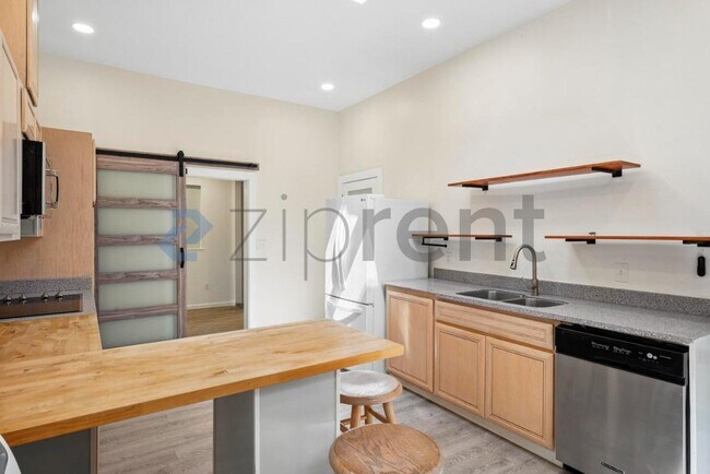 Building Photo - Unit B