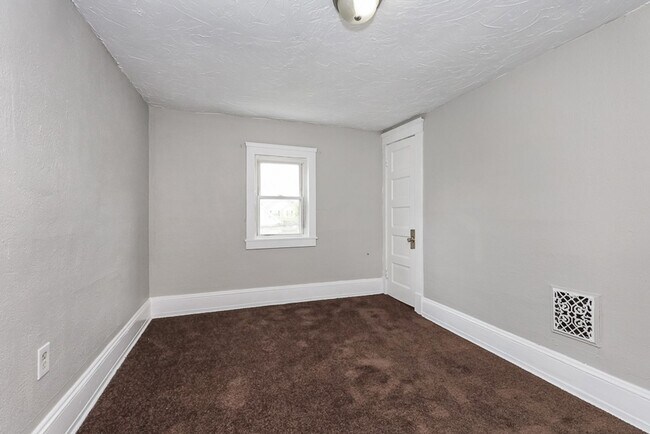 Building Photo - Spacious 3 bedroom/1 bath Single house! Ga...