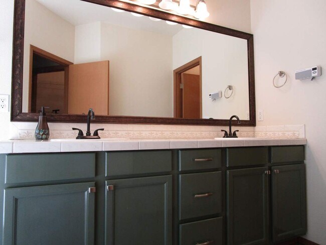 Building Photo - 3 Bedroom Home in Gig Harbor’s Minterwood