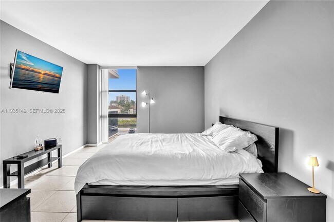 Building Photo - 3675 N Country Club Dr