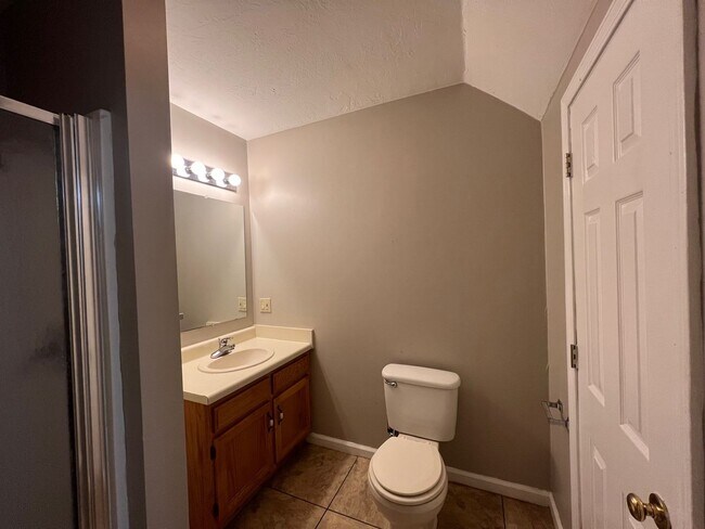 Building Photo - University Place 1- Charming Townhouse Apartment