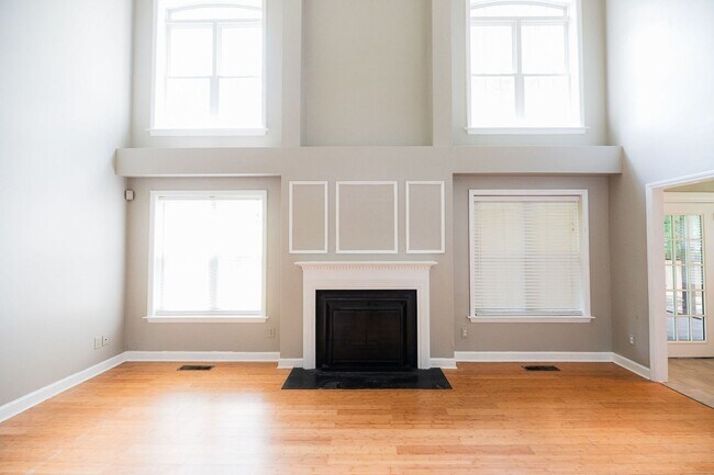 Building Photo - Spacious beautiful 5 bedroom 2.5 bath home...