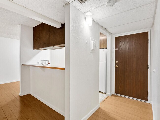 Building Photo - 2955 Lakeside Dr