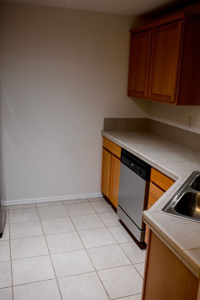 Building Photo - Two Bedroom Two Bathroom Everett Condominium