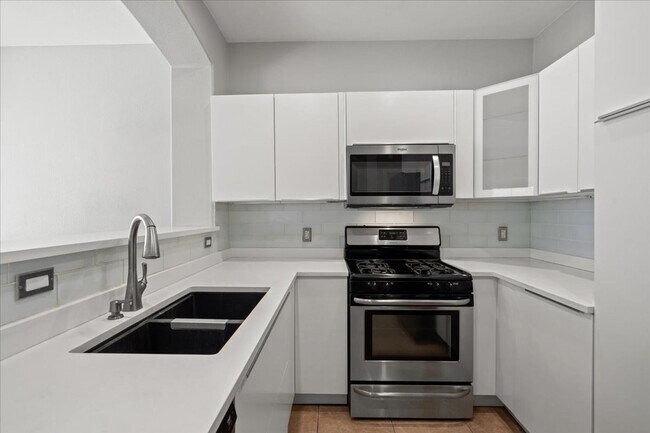 Building Photo - Contemporary 3 Bedroom Townhouse in Gated Community