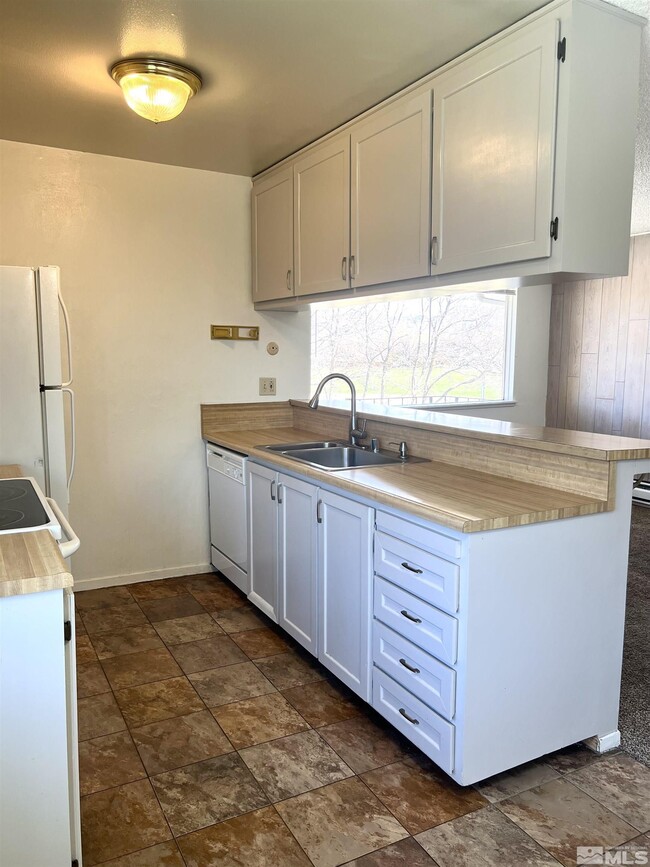 Building Photo - 5020 Tahiti Wy