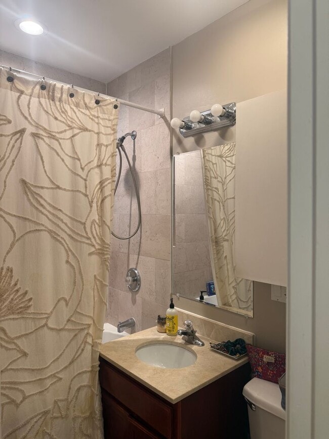 Building Photo - 3 Bedroom 2 Bath Spacious Condo