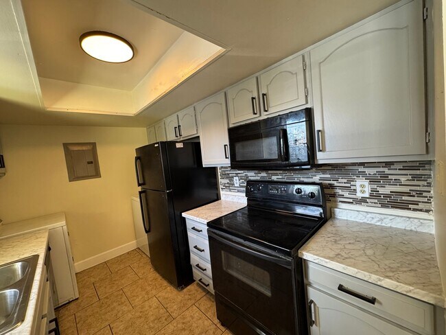 Building Photo - Move-in Ready condo 2/2