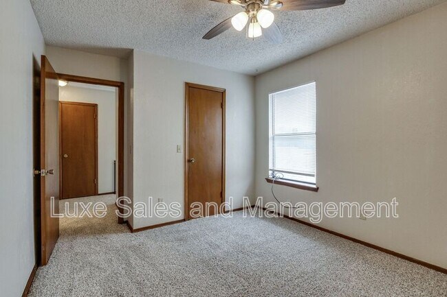 Building Photo - 1705 N Gleason Ave