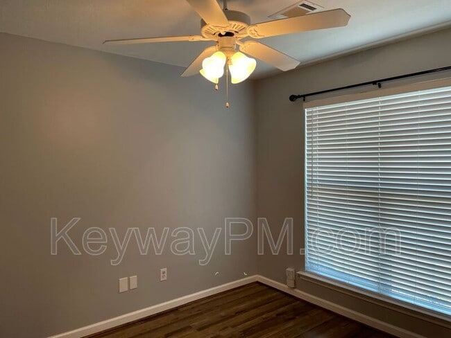 Building Photo - 830 Landing Dr