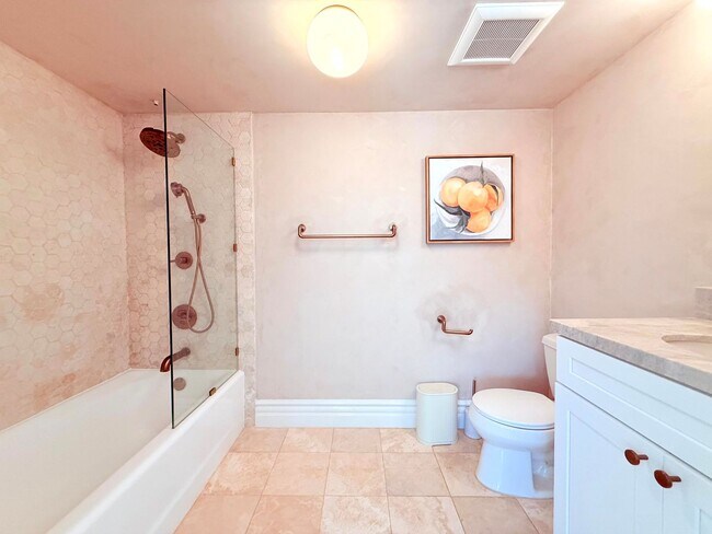 Building Photo - Sophisticated Bright & Spacious Furnished ...