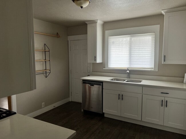 Building Photo - Newly Remodeled House in West Valley for Rent