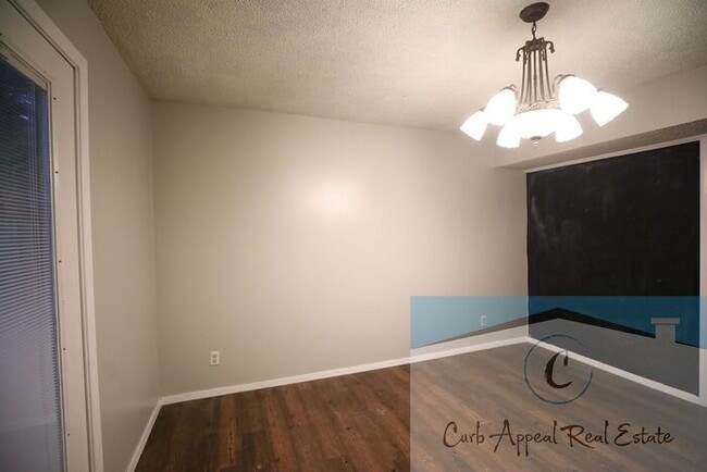 Building Photo - 3 Bedroom 2 Bath Home in Beautiful Neighborhood! A fenced back yard!!