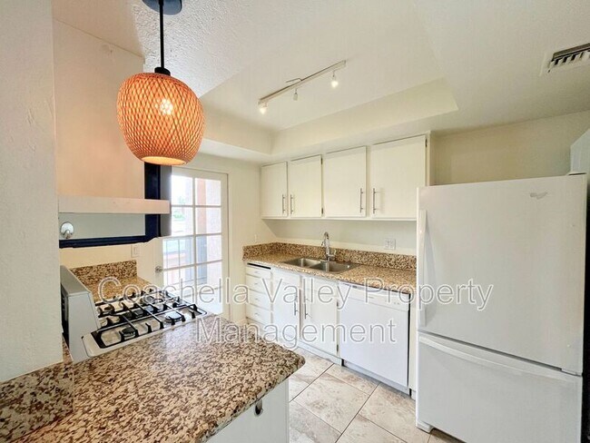 Building Photo - 400 N Sunrise Way